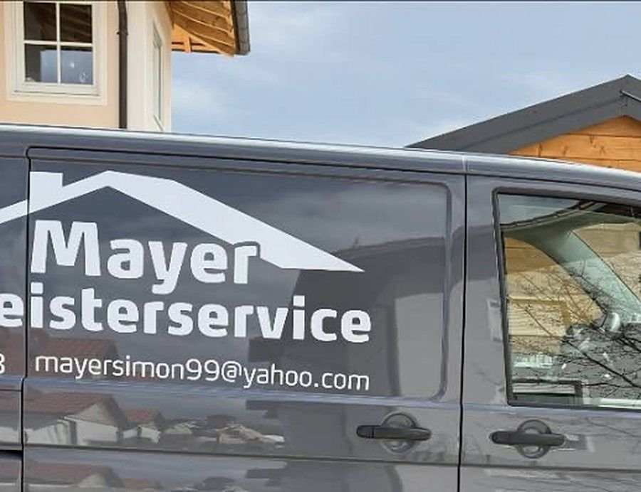 Firmenfahrzeug von Hausmeisterservice Mayer vor einem Wohnhaus