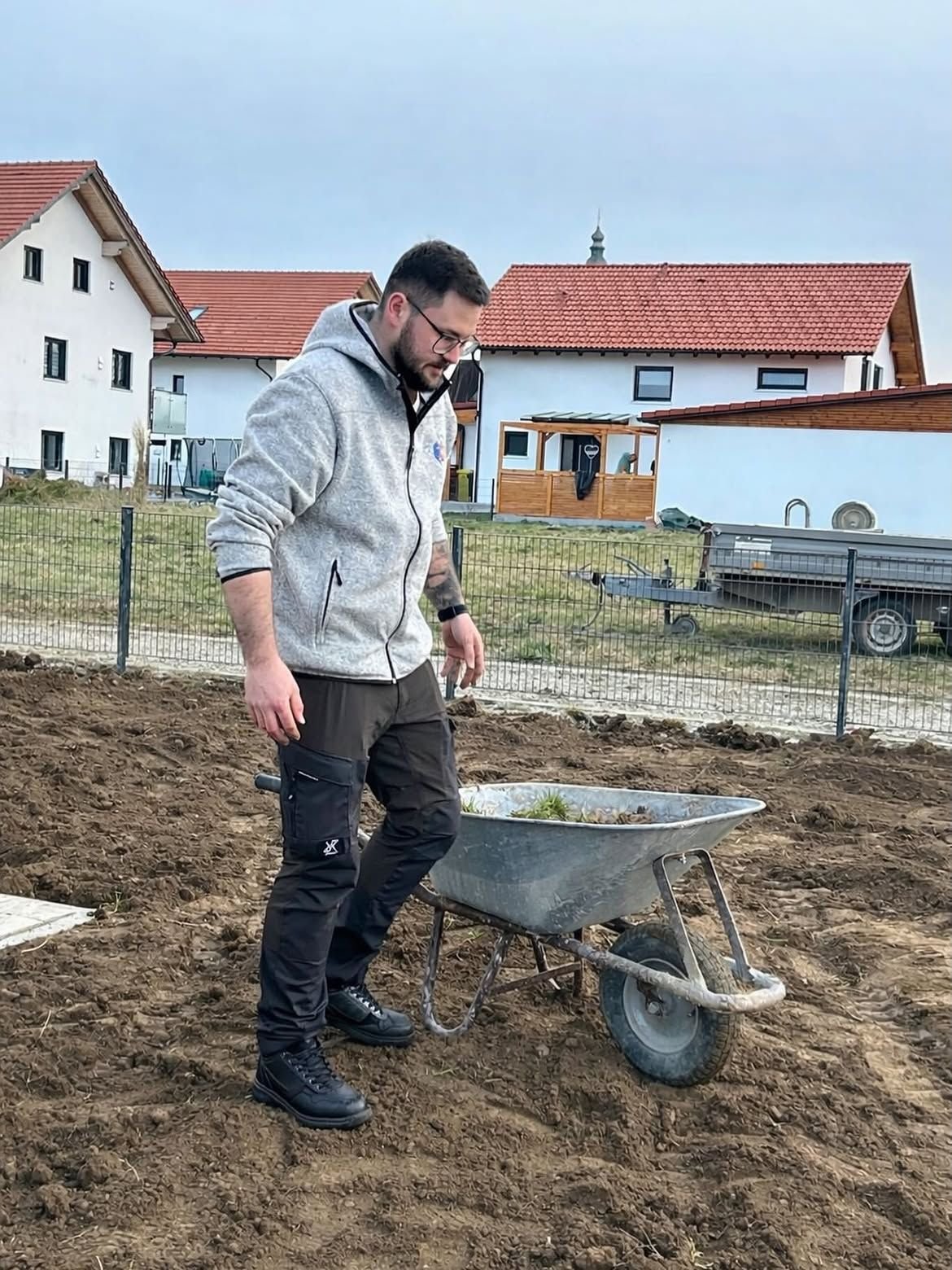 Hausmeisterservice Mayer bei Erd- und Gartenarbeiten auf einem Grundstück in Kirchweidach